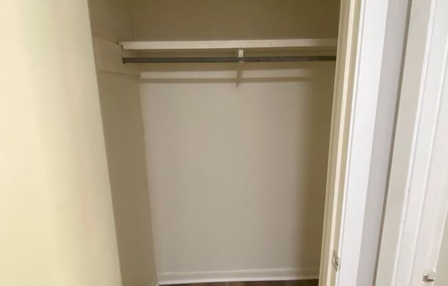 2 beds, 1 bath, $700, Unit Bldg 1 Apt H