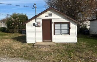 1 Bedroom, 1 Full Bathroom House - Within walking distance of Downtown Springdale