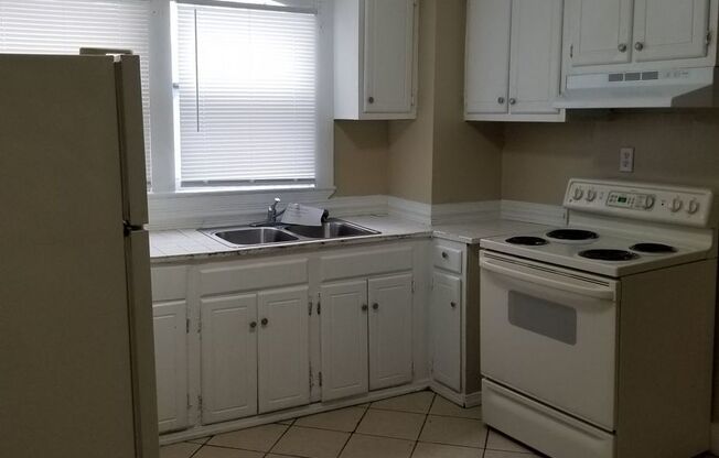 3 beds, 1 bath, 2,118 sqft, $825