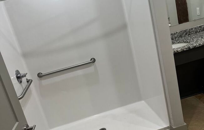 1 bed, 1 bath, 765 sqft, $1,460, Unit Bay 1 Unit 103