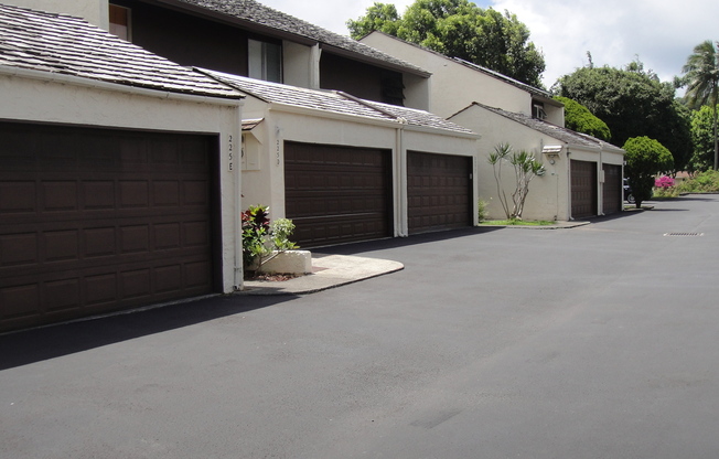 Updated 2-story TH with front yard & back lanai