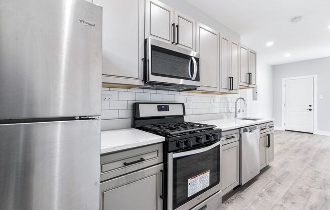 3 beds, 1 bath, 850 sqft, $2,475, Unit 6954-3