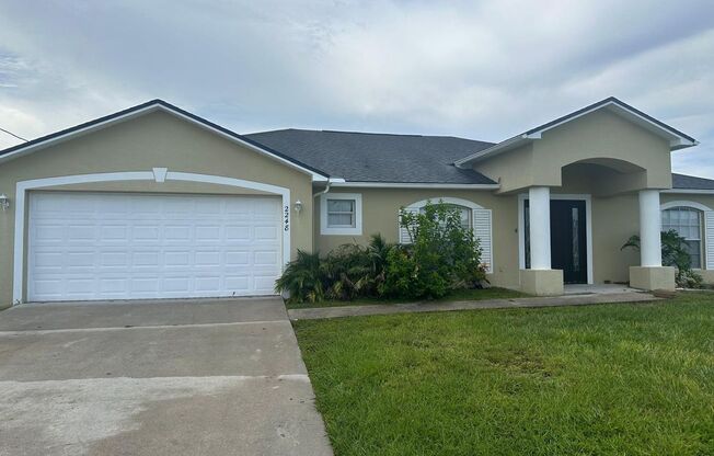 Beautifully Renovated Pool Home in NW Cape Coral!