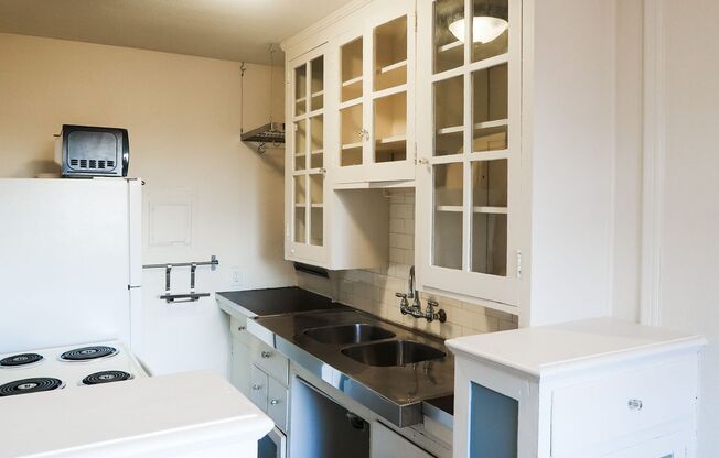 Huntington Arms - Located on the west slope of Capitol Hill