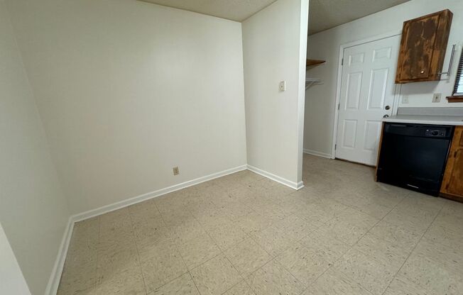 2 beds, 1 bath, $950, Unit 18