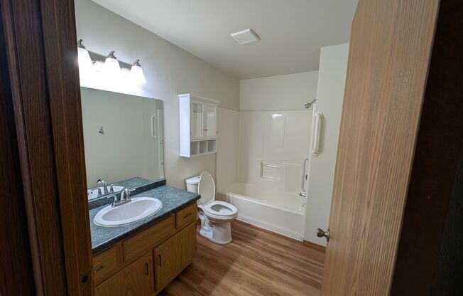 2 beds, 1 bath, 1,100 sqft, $1,359, Unit 1053 5301