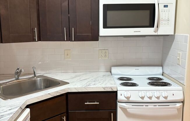 Studio, 1 bath, 380 sqft, $1,060, Unit 1E