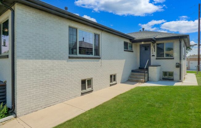 SLOAN'S LAKE: 2-BEDROOM 1 BATH WITH HIGH-END FINISHES