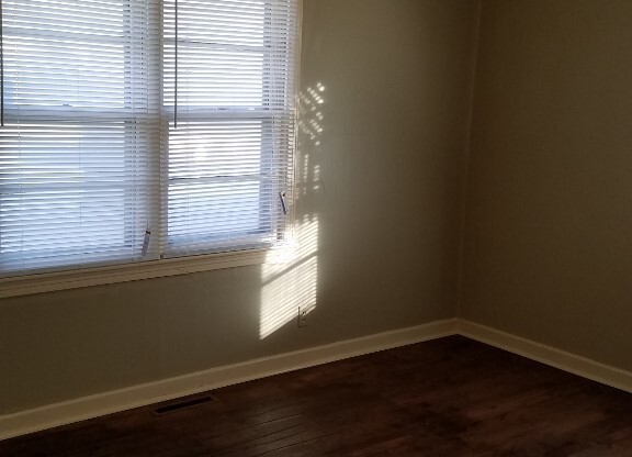 3 beds, 1 bath, $980