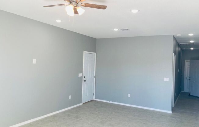 Beautiful 3-bedroom, 2-bathroom half a duplex located in the vibrant city of El Paso, close to Fort Bliss