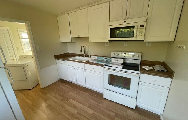 $2,500 / 2 BR – Freshly Updated Duplex Unit in Charming Niles Neighborhood