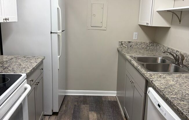 REMODELED NW RALEIGH 3 BEDROOM CONDO IN MARTINIQUE--SWIMMING POOL- UPDATED PRIMARY BATHROOM