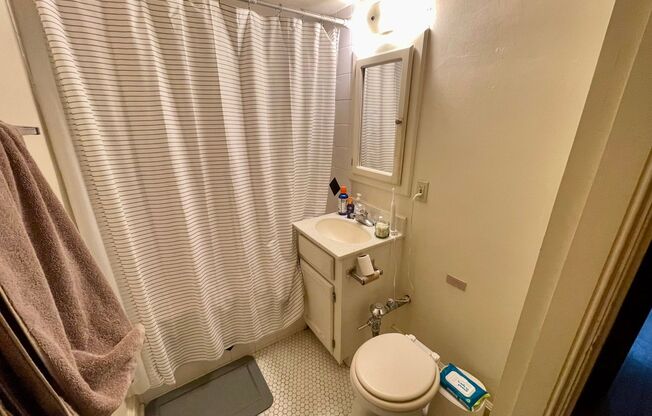 1 bed, 1 bath, $950, Unit 27