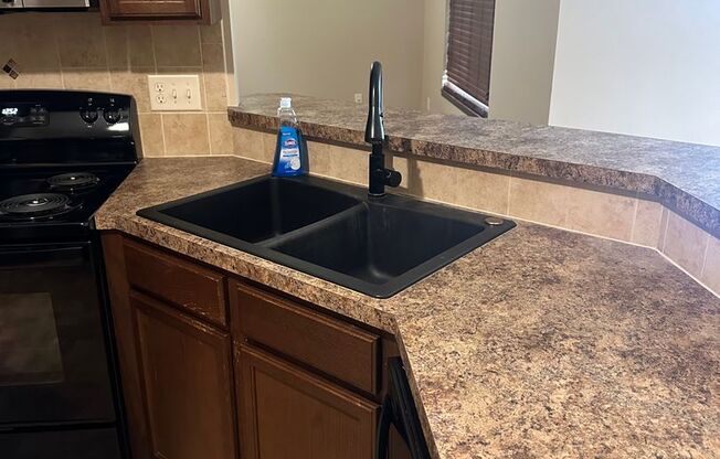 BEAUTIFUL 4 bedroom - 3 bathroom home with outdoor kitchen in Haysville!