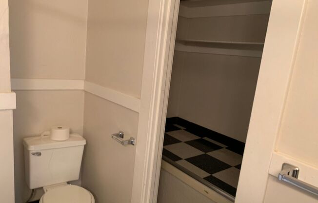 Studio, 1 bath, 330 sqft, $975, Unit 35