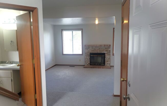 Two Level House in Summer Lake Neighborhood