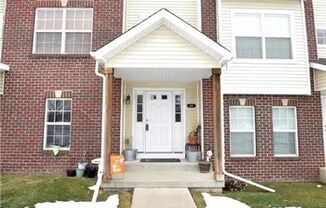 ✨ Stylish 2-Bedroom Townhome in Prime West Des Moines! Move in Special- January Rent Free