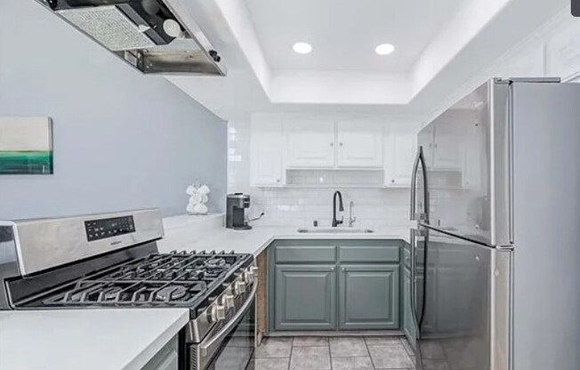 533 W 23 ST