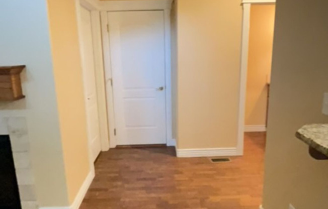 Boise 3bed/2.5 Townhome w/2 Car Attached Garage, and Gas Fireplace