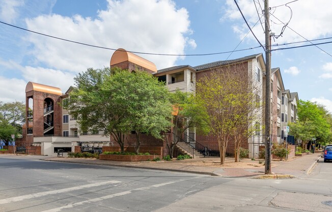 UT PRE-LEASE: Large 3 bed/2 bath Centennial Condos unit. Just steps from UT Campus!