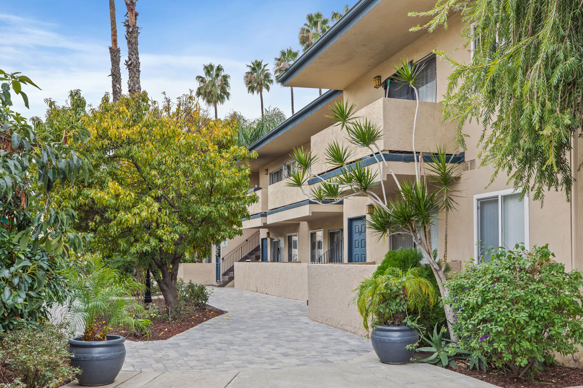 Tarzana Court Apartments