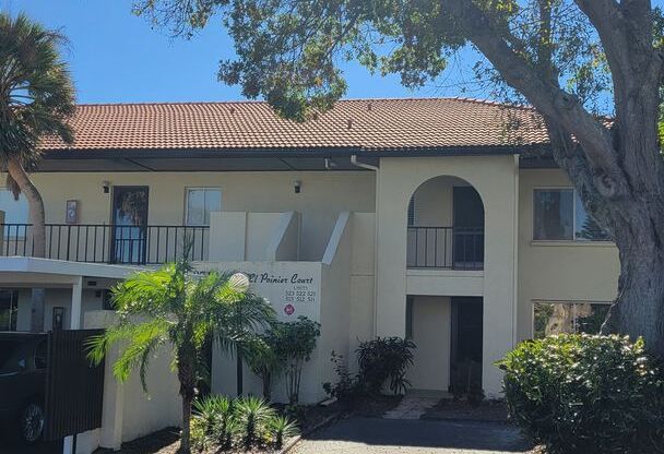 Annual turnkey furnished ground floor conod in 55+ Community in Sarasota