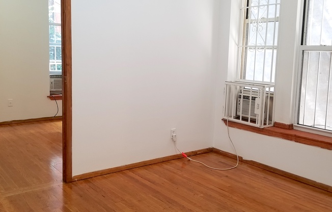 76 E 7 ST