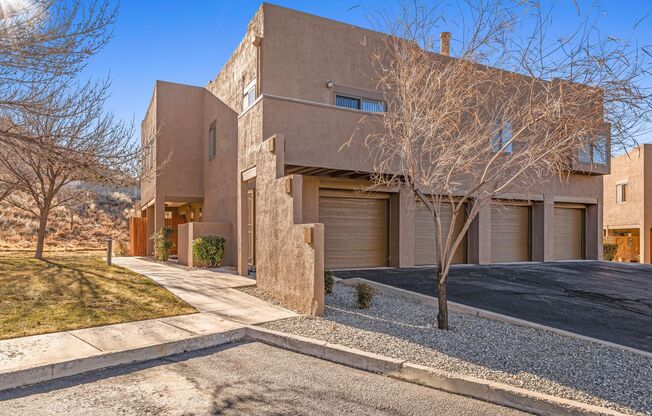 Foot Hills ! 2 bed/2 Bath home boasts beautiful views of the Mountains and the Lights of Albuquerque.