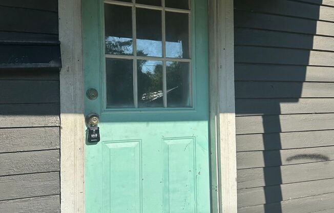 2 bedroom, 1 bathroom home available in Lafayette!