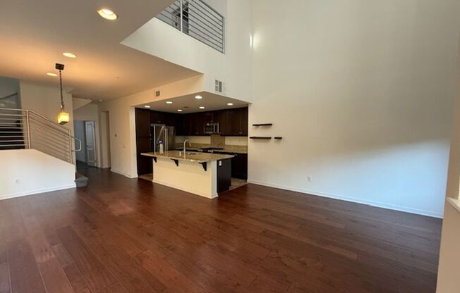 2bdr Condo located in Business district of Irvine