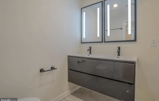 Luxurious, New Construction 2BD/1BA With Rooftop Skyline Views!