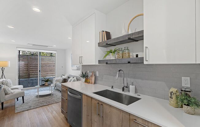 Modern 2bd/2ba Townhome with Rooftop & Parking!