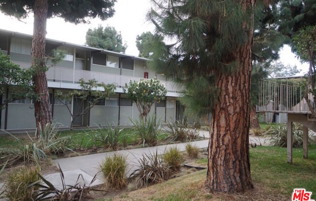 11131 ROSE AVE