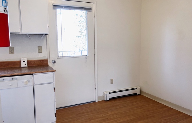 2 beds, 1 bath, $1,300, Unit 04