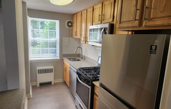 2 beds, 1 bath, 897 sqft, $2,135, Unit B-07