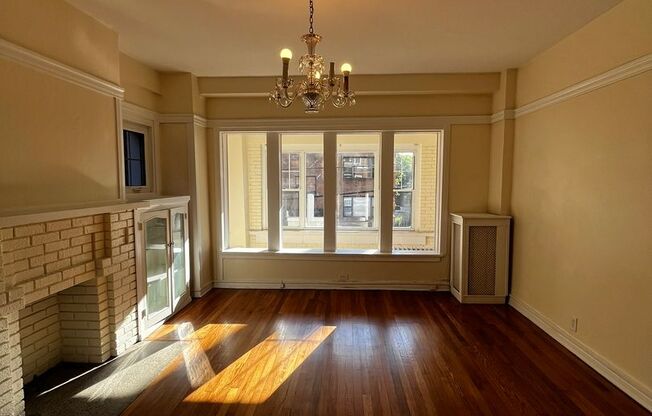 1 bed, 1 bath, 572 sqft, $1,485, Unit Old King Edward 17