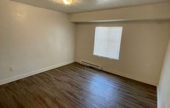 3 beds, 1 bath, 1,100 sqft, $1,300, Unit 590