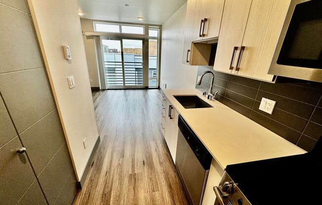 Studio, 1 bath, 288 sqft, $1,395, Unit 416