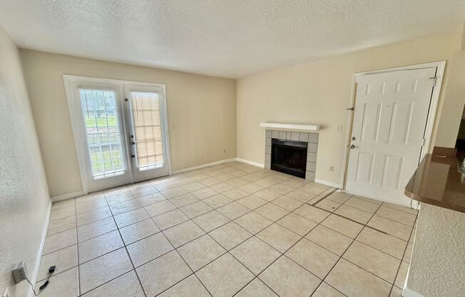 2 beds, 1 bath, $1,295, Unit r2550n3103