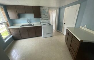 2 beds, 1 bath, $1,100, Unit 305 1/2 Rural St.