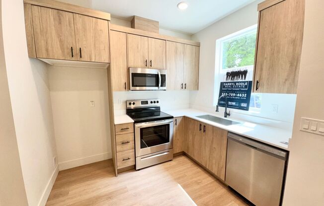 TWO WEEKS FREE RENT! Move-in Special! BRAND NEW 2BD/2.5B End-Unit Townhouse -