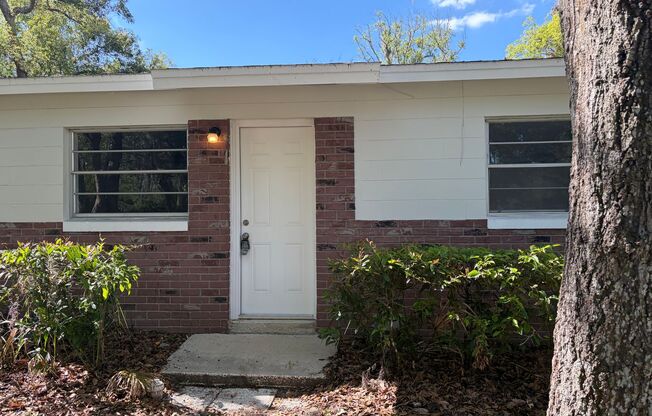 Newly Renovated 2 Bedroom Duplex in Maitland Available Now! Modern Finishes!