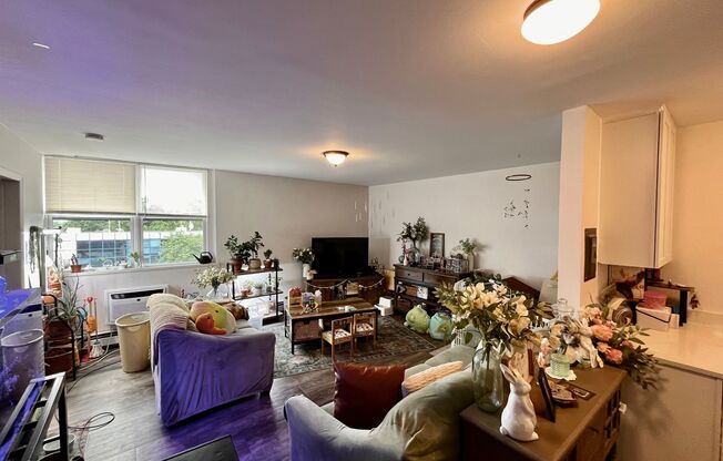 3 beds, 1 bath, $1,625, Unit 308