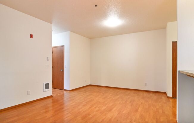 3 beds, 2 baths, $2,400, Unit 201