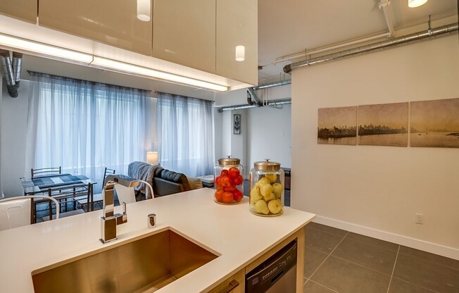 1 bed, 1 bath, 655 sqft, $1,800, Unit M06