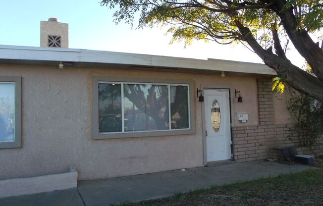 Large Single Story Home in Old Henderson/5 Bedrooms/1 Bath/Fenced Yard