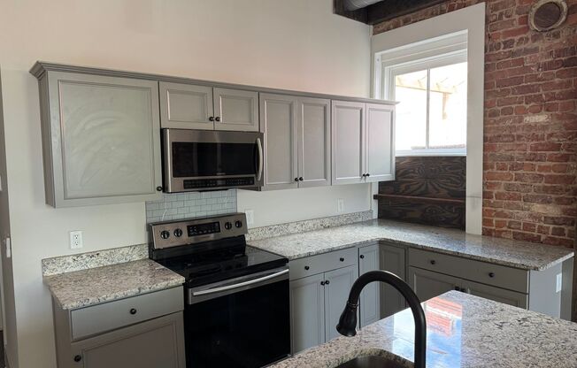 2 beds, 2 baths, 1,500 sqft, $1,700, Unit 125-A W Solomon St