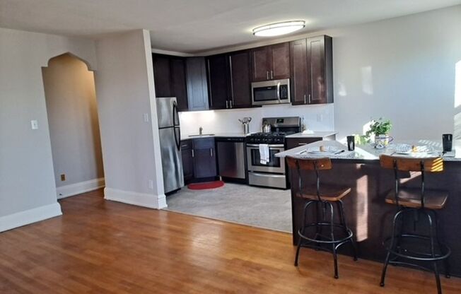 2 beds, 1 bath, 902 sqft, $1,795, Unit 210B