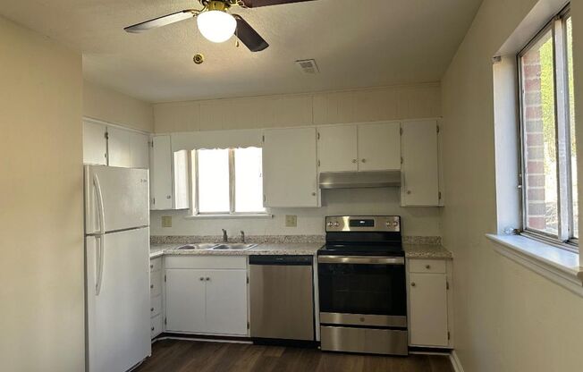 2 beds, 1 bath, 988 sqft, $1,300, Unit 831 Kerns