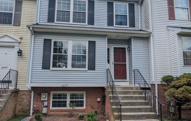 Beautifully maintained townhouse in Tuscarora School District ready for your family!